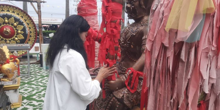 ปทุมธานี ท้าวเวสฯดลก๋วยเตี๋ยวขายดีต้องเปิดร้านใหม่ เคยให้โชคถูกล็อตเตอรี่ 40 ใบมาแล้ว
