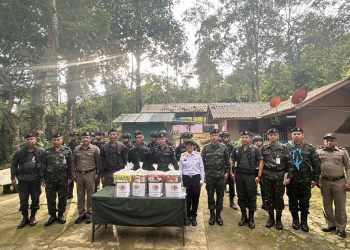 เบตง แม่ทัพภาค4 ตรวจเยี่ยมกำลังพล ตชด. ตามแนวชายแดนไทย-มาเลเซีย ด้านอำเภอเบตง เน้นย้ำกำลังพลห้ามข้องเกี่ยวกับยาเสพติดและสิ่งผิดกฎหมายทุกชนิด หากพบออกสถานเดียว