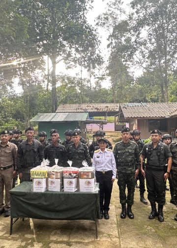 เบตง แม่ทัพภาค4 ตรวจเยี่ยมกำลังพล ตชด. ตามแนวชายแดนไทย-มาเลเซีย ด้านอำเภอเบตง เน้นย้ำกำลังพลห้ามข้องเกี่ยวกับยาเสพติดและสิ่งผิดกฎหมายทุกชนิด หากพบออกสถานเดียว