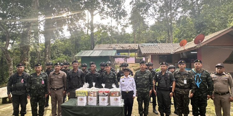 เบตง แม่ทัพภาค4 ตรวจเยี่ยมกำลังพล ตชด. ตามแนวชายแดนไทย-มาเลเซีย ด้านอำเภอเบตง เน้นย้ำกำลังพลห้ามข้องเกี่ยวกับยาเสพติดและสิ่งผิดกฎหมายทุกชนิด หากพบออกสถานเดียว