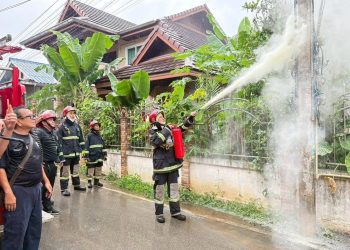 ปลอดภัยไว้ก่อน ! ไฟไหม้หม้อมิเตอร์ไฟฟ้า ม.2 ต.ช่อแฮ อ.เมืองแพร่ สามารถระงับเหตุควบคุมเพลิงไม่ให้ลุกลามได้ 33 ปลอดภัยไว้ก่อน ! ไฟไหม้หม้อมิเตอร์ไฟฟ้า ม.2 ต.ช่อแฮ อ.เมืองแพร่ สามารถระงับเหตุควบคุมเพลิงไม่ให้ลุกลามได้