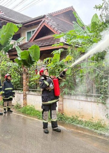 ปลอดภัยไว้ก่อน ! ไฟไหม้หม้อมิเตอร์ไฟฟ้า ม.2 ต.ช่อแฮ อ.เมืองแพร่ สามารถระงับเหตุควบคุมเพลิงไม่ให้ลุกลามได้