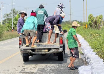 นครปฐม ชาวบ้านนับร้อยคนช่วยกันกรอกกระสอบทรายหลังระดับน้ำท่าจีนสูงขึ้นต่อเนื่อง