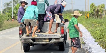 นครปฐม ชาวบ้านนับร้อยคนช่วยกันกรอกกระสอบทรายหลังระดับน้ำท่าจีนสูงขึ้นต่อเนื่อง