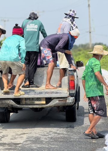 นครปฐม ชาวบ้านนับร้อยคนช่วยกันกรอกกระสอบทรายหลังระดับน้ำท่าจีนสูงขึ้นต่อเนื่อง