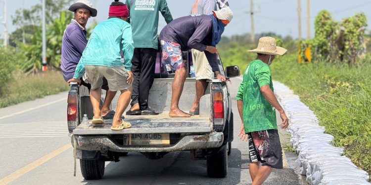 นครปฐม ชาวบ้านนับร้อยคนช่วยกันกรอกกระสอบทรายหลังระดับน้ำท่าจีนสูงขึ้นต่อเนื่อง