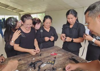 พังงา ผู้ใหญ่บ้านนำประชาชนทำริบบิ้นร่วมไว้อาลัยพระพันปีหลวงเพื่อแสดงความจงรักภักดีและร่วมไว้อาลัย