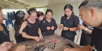 พังงา ผู้ใหญ่บ้านนำประชาชนทำริบบิ้นร่วมไว้อาลัยพระพันปีหลวงเพื่อแสดงความจงรักภักดีและร่วมไว้อาลัย