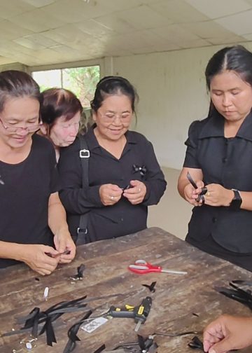 พังงา ผู้ใหญ่บ้านนำประชาชนทำริบบิ้นร่วมไว้อาลัยพระพันปีหลวงเพื่อแสดงความจงรักภักดีและร่วมไว้อาลัย