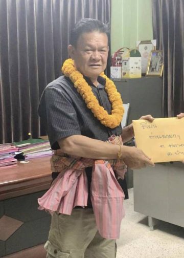 ชัยภูมิ ชาวบ้านผู้สนับสนุนสร้างฟาร์มหมูยื่นหนังสือและให้กำลังใจนายกฯ ในการเดินหน้าสร้างฟาร์มในพื้นที่