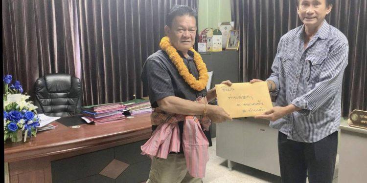 ชัยภูมิ ชาวบ้านผู้สนับสนุนสร้างฟาร์มหมูยื่นหนังสือและให้กำลังใจนายกฯ ในการเดินหน้าสร้างฟาร์มในพื้นที่