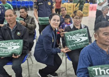 อำนาจเจริญ ปภ.จังหวัดลุยแจกจ่ายผ้าห่มกันหนาวจากบริษัทไทยเวฟเวอเรจจำกัด(มหาชน)อย่างต่อเนื่องให้กับประชาชนอำเภอเมืองอำนาจเจริญ