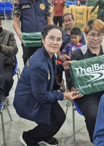 อำนาจเจริญ ปภ.จังหวัดลุยแจกจ่ายผ้าห่มกันหนาวจากบริษัทไทยเวฟเวอเรจจำกัด(มหาชน)อย่างต่อเนื่องให้กับประชาชนอำเภอเมืองอำนาจเจริญ