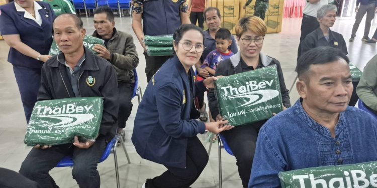 อำนาจเจริญ ปภ.จังหวัดลุยแจกจ่ายผ้าห่มกันหนาวจากบริษัทไทยเวฟเวอเรจจำกัด(มหาชน)อย่างต่อเนื่องให้กับประชาชนอำเภอเมืองอำนาจเจริญ
