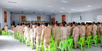 กำนัน ผู้ใหญ่บ้าน อ.เบตง จ.ยะลา ร่วมกันยืนสงบนิ่งถวายความอาลัย และน้อมรำลึกในพระมหากรุณาธิคุณอันหาที่สุดมิได้ แด่สมเด็จพระนางเจ้าสิริกิติ์ พระบรมราชินีนาถ พระบรมราชชนนีพันปีหลวง