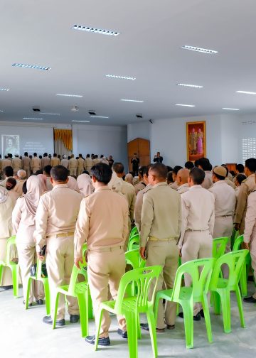 กำนัน ผู้ใหญ่บ้าน อ.เบตง จ.ยะลา ร่วมกันยืนสงบนิ่งถวายความอาลัย และน้อมรำลึกในพระมหากรุณาธิคุณอันหาที่สุดมิได้ แด่สมเด็จพระนางเจ้าสิริกิติ์ พระบรมราชินีนาถ พระบรมราชชนนีพันปีหลวง