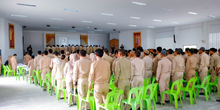 กำนัน ผู้ใหญ่บ้าน อ.เบตง จ.ยะลา ร่วมกันยืนสงบนิ่งถวายความอาลัย และน้อมรำลึกในพระมหากรุณาธิคุณอันหาที่สุดมิได้ แด่สมเด็จพระนางเจ้าสิริกิติ์ พระบรมราชินีนาถ พระบรมราชชนนีพันปีหลวง