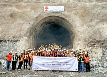 “นายกดำรงเกียรติ กิตติประภัสร์” ทต.เด่นชัย ร่วมพิธีเจาะทะลุอุโมงค์สองฯต่อจากอุโมงค์ดอยหลวง (จ.เชียงราย) และอุโมงค์แม่กา (จ.พะเยา)