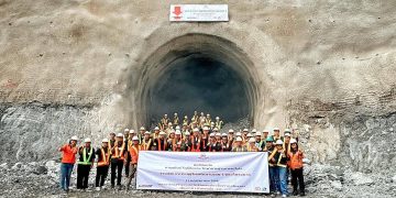 “นายกดำรงเกียรติ กิตติประภัสร์” ทต.เด่นชัย ร่วมพิธีเจาะทะลุอุโมงค์สองฯต่อจากอุโมงค์ดอยหลวง (จ.เชียงราย) และอุโมงค์แม่กา (จ.พะเยา)