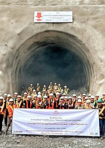 “นายกดำรงเกียรติ กิตติประภัสร์” ทต.เด่นชัย ร่วมพิธีเจาะทะลุอุโมงค์สองฯต่อจากอุโมงค์ดอยหลวง (จ.เชียงราย) และอุโมงค์แม่กา (จ.พะเยา)