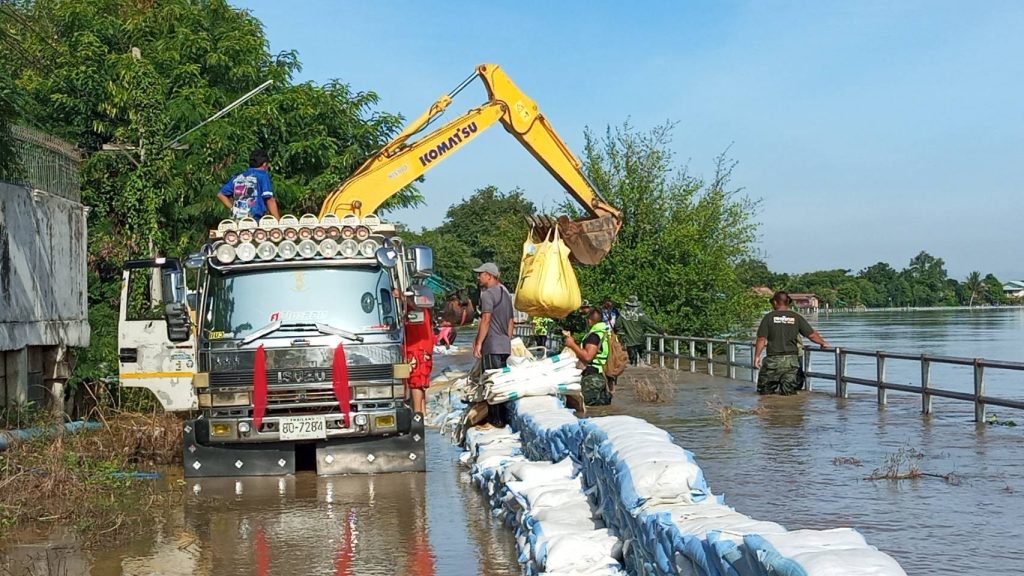 กระสอบทรายริมแม่น้ำเจ้าพระยาพังทลาย น้ำทะลักเข้าท่วมหมู่บ้านในตำบลโรงช้าง จ.สิงห์บุรี 13 Talknews Online