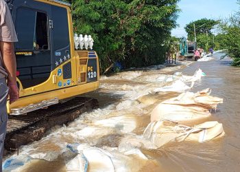กระสอบทรายริมแม่น้ำเจ้าพระยาพังทลาย น้ำทะลักเข้าท่วมหมู่บ้านในตำบลโรงช้าง จ.สิงห์บุรี