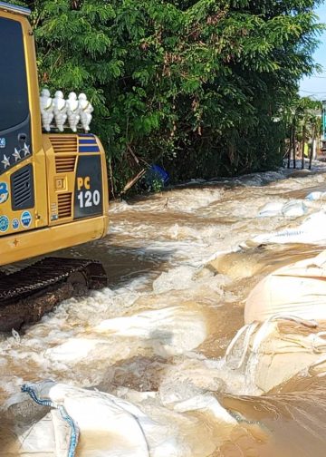 กระสอบทรายริมแม่น้ำเจ้าพระยาพังทลาย น้ำทะลักเข้าท่วมหมู่บ้านในตำบลโรงช้าง จ.สิงห์บุรี