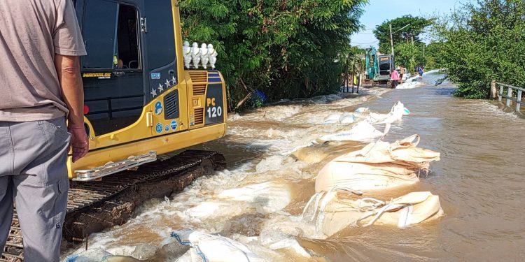 กระสอบทรายริมแม่น้ำเจ้าพระยาพังทลาย น้ำทะลักเข้าท่วมหมู่บ้านในตำบลโรงช้าง จ.สิงห์บุรี 12 กระสอบทรายริมแม่น้ำเจ้าพระยาพังทลาย น้ำทะลักเข้าท่วมหมู่บ้านในตำบลโรงช้าง จ.สิงห์บุรี