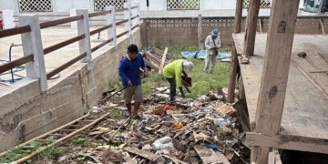 เทศบาลเมืองน่านไม่ทอดทิ้งประชาชน! ลุยช่วยผู้สูงอายุบ้านพญาภู บ้านพังทั้งหลังจากพายุวิภา