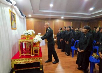 (สุรินทร์) ผบ.มทบ.25 เป็นประธานพิธีมอบเงินพระราชทานค่าผลิตภัณฑ์ผ้าไหมให้กับสมาชิกศูนย์ส่งเสริมศิลปาชีพอีสานใต้ จังหวัดสุรินทร์