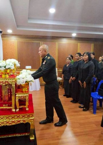 (สุรินทร์) ผบ.มทบ.25 เป็นประธานพิธีมอบเงินพระราชทานค่าผลิตภัณฑ์ผ้าไหมให้กับสมาชิกศูนย์ส่งเสริมศิลปาชีพอีสานใต้ จังหวัดสุรินทร์