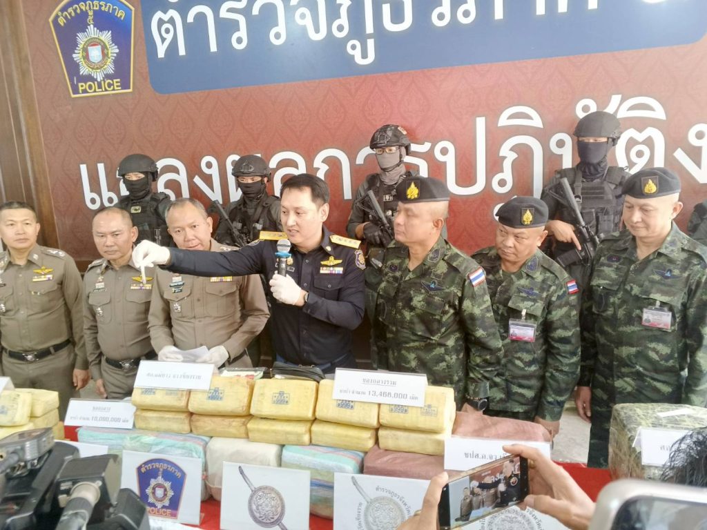 ภาค 5 แถลงจับยาบ้า 4 รายกว่า 13.5 ล้านเม็ด ชี้ยังไม่มีนักการเมืองเหนือ เกี่ยวข้องยาเสพติด-สเกมเมอร์ นบ.ยส.35เผยจับแล้ว 50 ล้านเม็ด สูงกว่าปีก่อน 1 เท่าตัว แนวโน้มปีหน้า ยังทะลักพื้นที่ตอนกลางประเทศ 13 Talknews Online