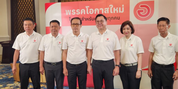 พรรคโอกาสใหม่ ประชุมใหญ่ เปิดตัวกรรมการบริหารชุดใหม่ “จตุพร บุรุษพัฒน์” อดีต รมว.พาณิชย์ ได้รับเลือกตั้งเป็นหัวหน้าพรรค พร้อมประกาศนำพรรคสู่สนามเลือกตั้ง 2569 12 พรรคโอกาสใหม่ ประชุมใหญ่ เปิดตัวกรรมการบริหารชุดใหม่ “จตุพร บุรุษพัฒน์” อดีต รมว.พาณิชย์ ได้รับเลือกตั้งเป็นหัวหน้าพรรค พร้อมประกาศนำพรรคสู่สนามเลือกตั้ง 2569