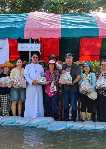 สิงห์บุรี / สังฆมณฑลนครสวรรค์มอบถุงยังชีพช่วยเหลือผู้ประสบอุทกภัยจังหวัดสิงห์บุรี