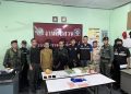กาญจนบุรี – ไม่รอด ตำรวจสืบภาค 7 ร่วมกับ ตำรวจสืบ สภ.สังขละบุรี นำกำลังปิดล้อมห้องเช่า รวบ 2 ชายชาวอินโด ของกลางไอซ์ 8 กก.ยาบ้า 8 พันเม็ด เจ้าตัวให้การภาคเสธ แต่ไม่รอดคุก