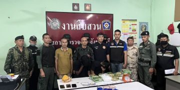 กาญจนบุรี – ไม่รอด ตำรวจสืบภาค 7 ร่วมกับ ตำรวจสืบ สภ.สังขละบุรี นำกำลังปิดล้อมห้องเช่า รวบ 2 ชายชาวอินโด ของกลางไอซ์ 8 กก.ยาบ้า 8 พันเม็ด เจ้าตัวให้การภาคเสธ แต่ไม่รอดคุก