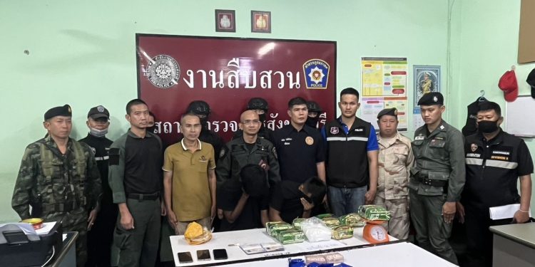 กาญจนบุรี – ไม่รอด ตำรวจสืบภาค 7 ร่วมกับ ตำรวจสืบ สภ.สังขละบุรี นำกำลังปิดล้อมห้องเช่า รวบ 2 ชายชาวอินโด ของกลางไอซ์ 8 กก.ยาบ้า 8 พันเม็ด เจ้าตัวให้การภาคเสธ แต่ไม่รอดคุก