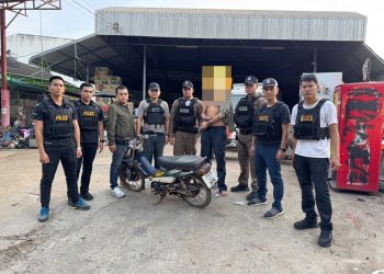 กาฬสินธุ์ ตร.เมืองกาฬสินธุ์รับแจ้ง-วางแผน จับหนุ่มเมายาบ้าอาละวาดขู่ทำร้ายแม่ 32 กาฬสินธุ์ ตร.เมืองกาฬสินธุ์รับแจ้ง-วางแผน จับหนุ่มเมายาบ้าอาละวาดขู่ทำร้ายแม่