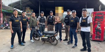 กาฬสินธุ์ ตร.เมืองกาฬสินธุ์รับแจ้ง-วางแผน จับหนุ่มเมายาบ้าอาละวาดขู่ทำร้ายแม่