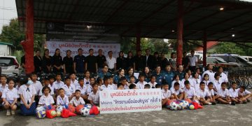 กาญจนบุรี – มูลนิธิปอเต็กตึ้ง ร่วมกับมูลนิธิพิทักษ์กาญจน์ มอบรถจักรยานและอุปกรณ์กีฬาให้กับเด็กนักเรียนในถิ่นกันดารจำนวน 5 แห่ง สร้างความดีใจแก่เด็กๆอย่างมาก