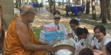 พุทธศาสนิกชนร่วมทำบุญวันพระถวายภัตตาหารเพลแด่ภิกษุสามเณรที่จำวัดณลานพระพุทธเมตตาวัดขุนพรหมดำริบ้านอุปราชตำบลท่าสองคอนอำเภอเมืองจังหวัดมหาสารคาม