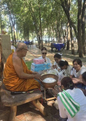 พุทธศาสนิกชนร่วมทำบุญวันพระถวายภัตตาหารเพลแด่ภิกษุสามเณรที่จำวัดณลานพระพุทธเมตตาวัดขุนพรหมดำริบ้านอุปราชตำบลท่าสองคอนอำเภอเมืองจังหวัดมหาสารคาม