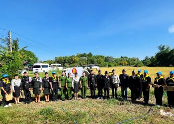 (สุรินทร์) ผบ.มทบ.25 จัดกำลังพลพร้อมรถเกี่ยวข้าวช่วยเหลือเกษตรกรชาวนาผู้มีรายได้น้อย ในพื้นที่ อำเภอเมืองสุรินทร์