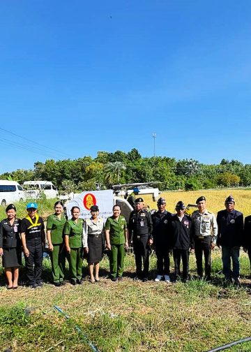 (สุรินทร์) ผบ.มทบ.25 จัดกำลังพลพร้อมรถเกี่ยวข้าวช่วยเหลือเกษตรกรชาวนาผู้มีรายได้น้อย ในพื้นที่ อำเภอเมืองสุรินทร์