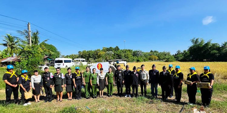 (สุรินทร์) ผบ.มทบ.25 จัดกำลังพลพร้อมรถเกี่ยวข้าวช่วยเหลือเกษตรกรชาวนาผู้มีรายได้น้อย ในพื้นที่ อำเภอเมืองสุรินทร์