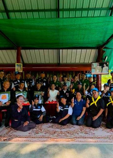 (สุรินทร์) ผบ.มทบ.25 ออกเยี่ยมเยียนมอบสิ่งของเครื่องอุปโภค – บริโภค ผ้าห่มกันหนาว ช่วยเหลือประชาชนที่ได้รับผลกระทบจากภัยหนาว