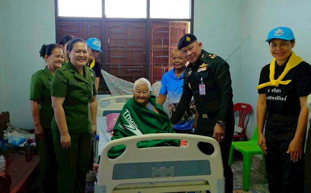 (สุรินทร์) ผบ.มทบ.25 ออกเยี่ยมเยียนมอบสิ่งของเครื่องอุปโภค - บริโภค ผ้าห่มกันหนาว ช่วยเหลือประชาชนที่ได้รับผลกระทบจากภัยหนาว 13 Talknews Online