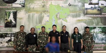 กาญจนบุรี - จับก่อนล่า จนท.อุทยานฯเขื่อนศรีนครินทร์ ออกลาดตระเวนตามนโยบาย รมว.ทส. รวบนายพรานแบกอาวุธปืน 2 กระบอก เตรียมล่าสัตว์ป่า กลางดึก ซุกกระสุนอีกเพียบ 30 กาญจนบุรี – จับก่อนล่า จนท.อุทยานฯเขื่อนศรีนครินทร์ ออกลาดตระเวนตามนโยบาย รมว.ทส. รวบนายพรานแบกอาวุธปืน 2 กระบอก เตรียมล่าสัตว์ป่า กลางดึก ซุกกระสุนอีกเพียบ