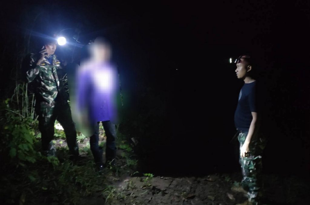 กาญจนบุรี - จับก่อนล่า จนท.อุทยานฯเขื่อนศรีนครินทร์ ออกลาดตระเวนตามนโยบาย รมว.ทส. รวบนายพรานแบกอาวุธปืน 2 กระบอก เตรียมล่าสัตว์ป่า กลางดึก ซุกกระสุนอีกเพียบ 13 Talknews Online