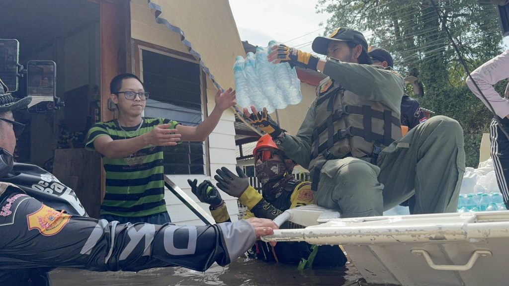 สิงห์บุรี / บิณฑ์ บรรลือฤทธิ์ นำทีมมูลนิธิร่วมกตัญญู เปิดปฏิบัติการช่วยเหลือผู้ประสบอุทกภัย ตำบลโรงช้าง จังหวัดสิงห์บุรี 13 Talknews Online